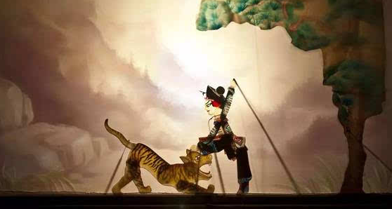 太乙真气 进村东北虎的萌爪一拍车窗破碎，老虎一掌有1000公斤力，武松打虎是假的还是有科学依据？