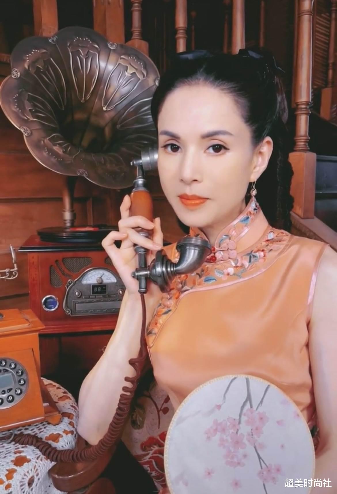 超美时尚社|55岁李若彤穿旗袍吃火锅,拿筷子当发簪有创意,扎丸子头太减龄