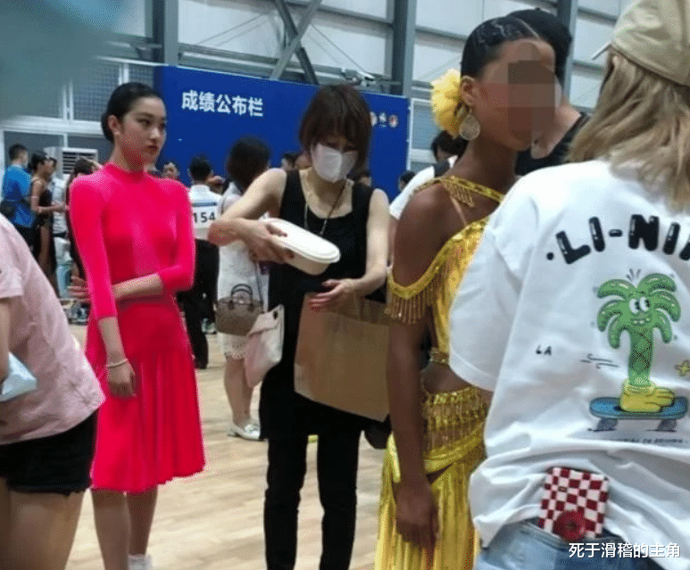 马伊琍|网友拍到马伊俐在看女儿比赛，活脱脱一个望女成凤的母亲形象