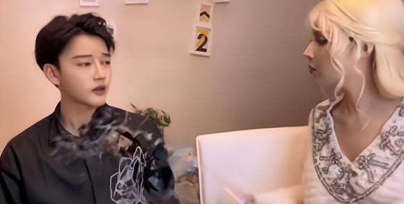 电视剧|“真人芭比”迪丽拉直播时发脾气，泼男友一身水，男方退出直播