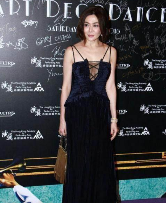 向华强|向华强的“年少照片”爆光，终于理解为啥成龙怕他，关之琳那么爱他了