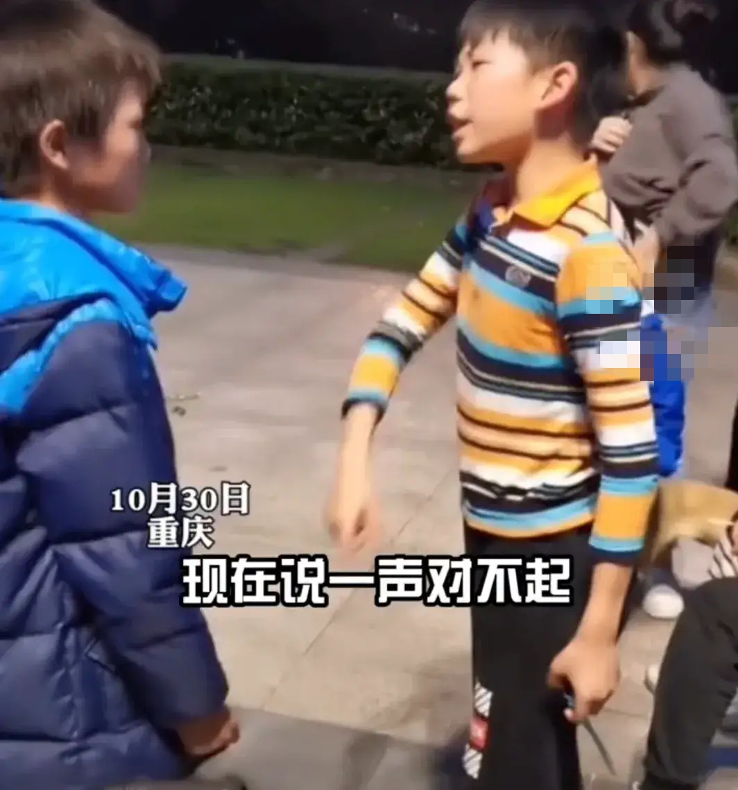 一蓝衣男孩误伤黄衣男孩,黄衣男孩的解决方式走红网络