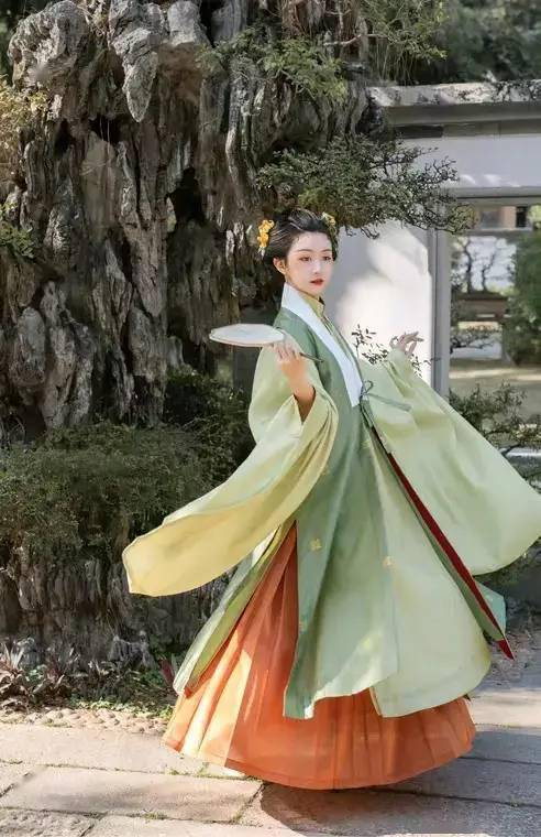 汉服资讯古装文化|谁说比甲只有对襟直领的？交领比甲照样存在~