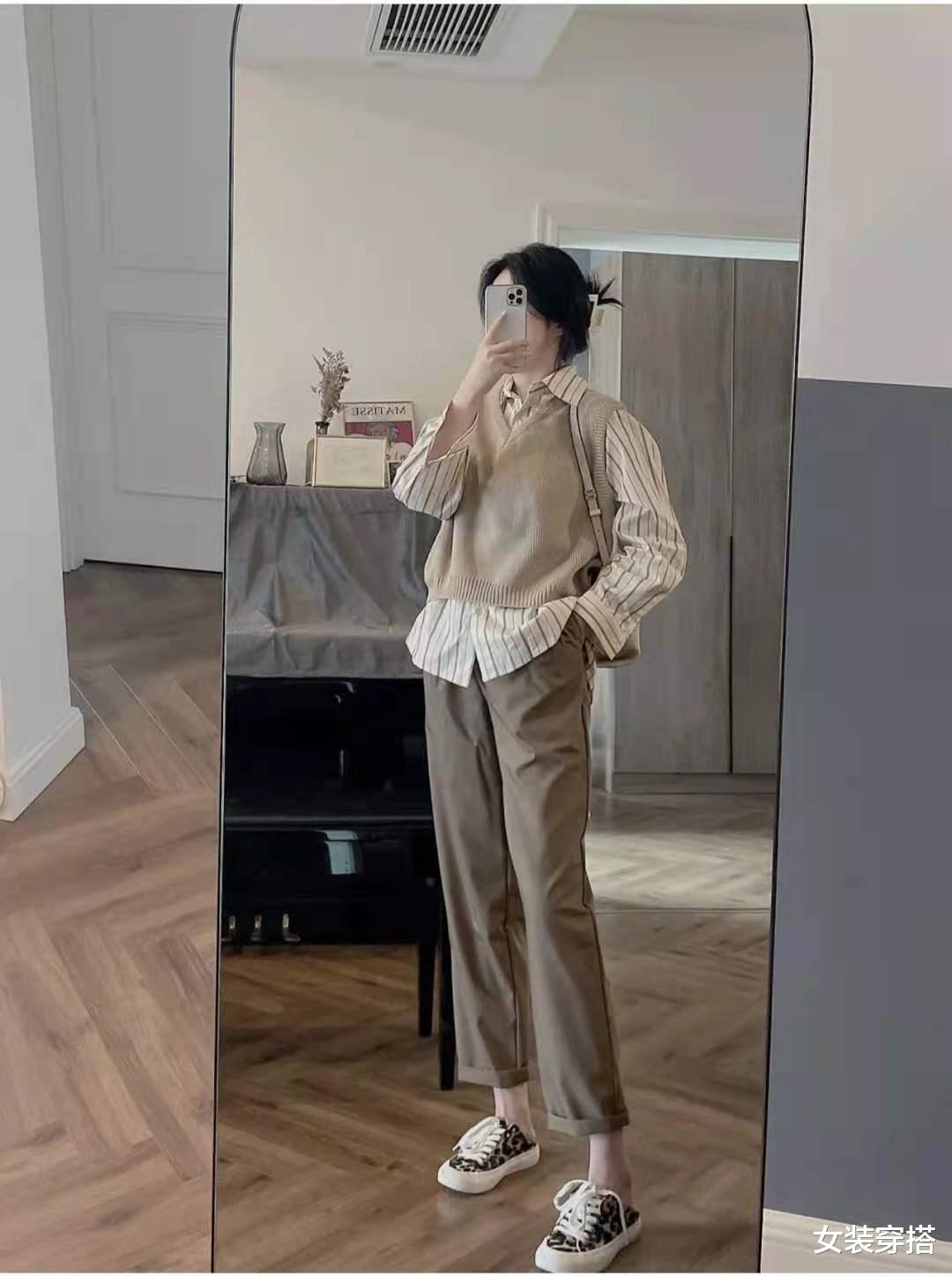 女装穿搭|秋天卡其色裤子搭配什么颜色上衣