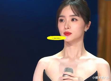 胡冰卿|胡冰卿的穿衣尺度也太大了，镜头拉近现春光？杨幂看到了都要甘拜下风