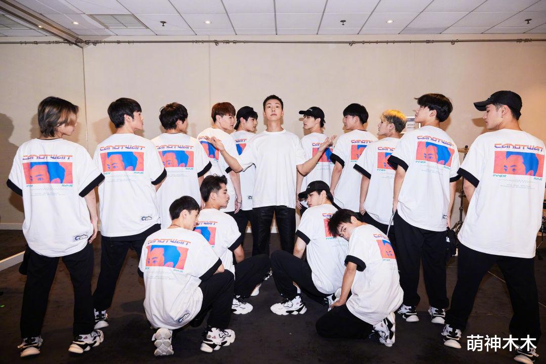 成毅|跨年夜幕后更感人：何炅穿过人海拥抱吴昕，天天兄弟合照秀戒指