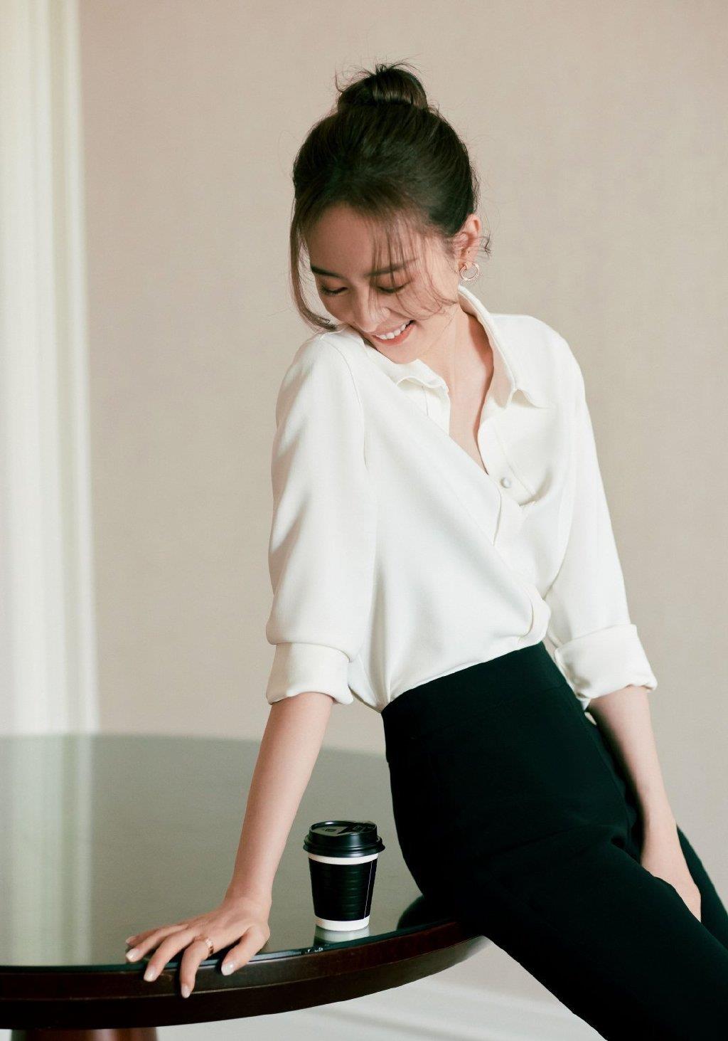 清娱吧|童瑶气质真不错，穿白衬衫配牛仔裤清爽时尚，戴贝雷帽俏皮灵动