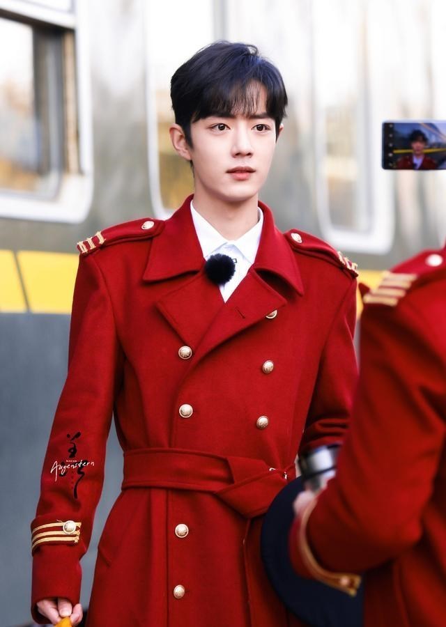 肖战|小飞侠洗广场：肖战红衣登热搜第一，时影路透洗没了