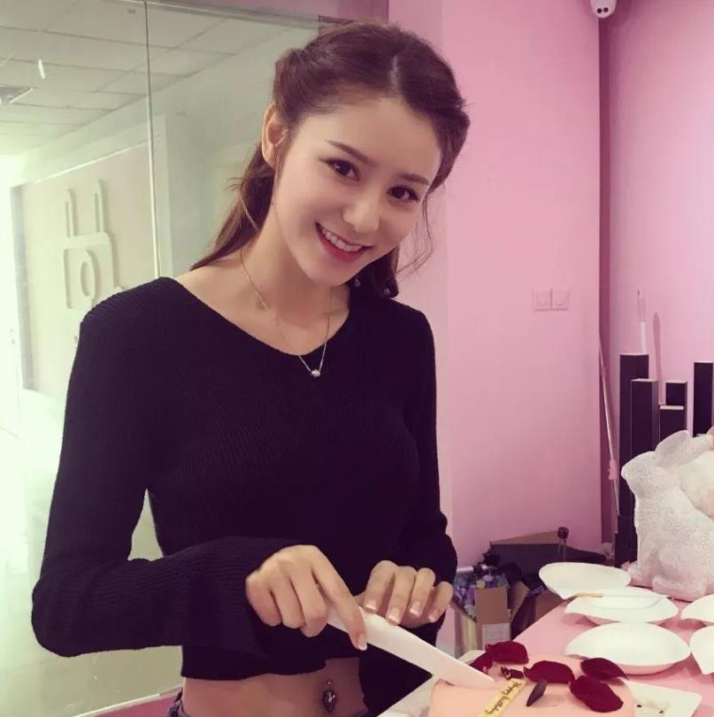 李靓蕾|张馨月转评李靓蕾话题，被指内涵吴千语，老乡劝她给自己留点退路