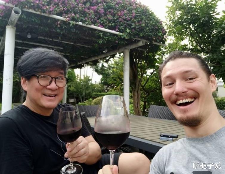 周华健|61岁周华健为爱子庆生，混血儿子胡子拉碴，网友：母亲基因很强大