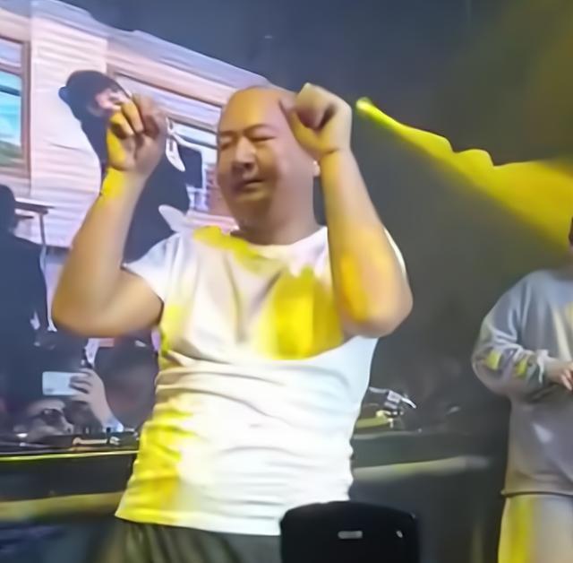 伴随着浅唱低吟 阿Giao演出费35万，要飞机接送住五星酒店，网友：你值吗？