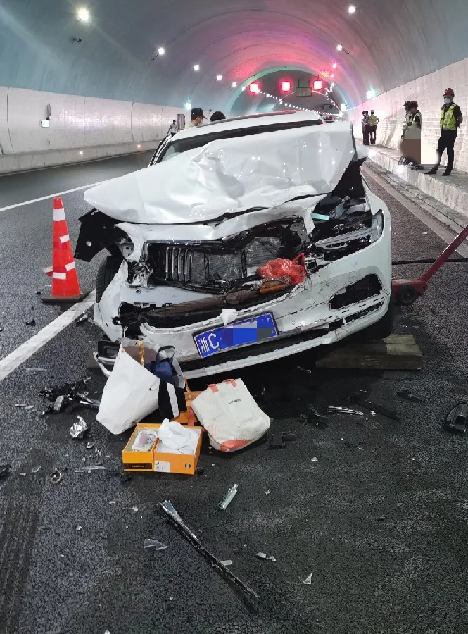 浙江省 浙江隧道发生车祸，12岁女儿目睹母亲被撞身亡！