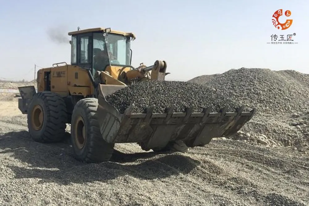 挖掘机|他在河边捡了一块价值30万的和田玉......