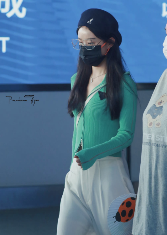 谢娜|谢娜产后首次现身？穿宽松卫衣包裹严实，腿部纤细身材未变形