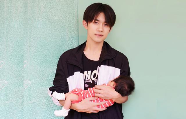 京妈说|朱珠产后首晒全家福!王昀佳单手抱娃,网友:这么抱娃伤脊柱