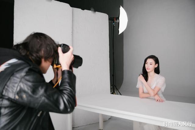 时尚丽人风行 41岁张柏芝身材太好!穿一身白拍大片美出新高度,吊带配长裤绝了