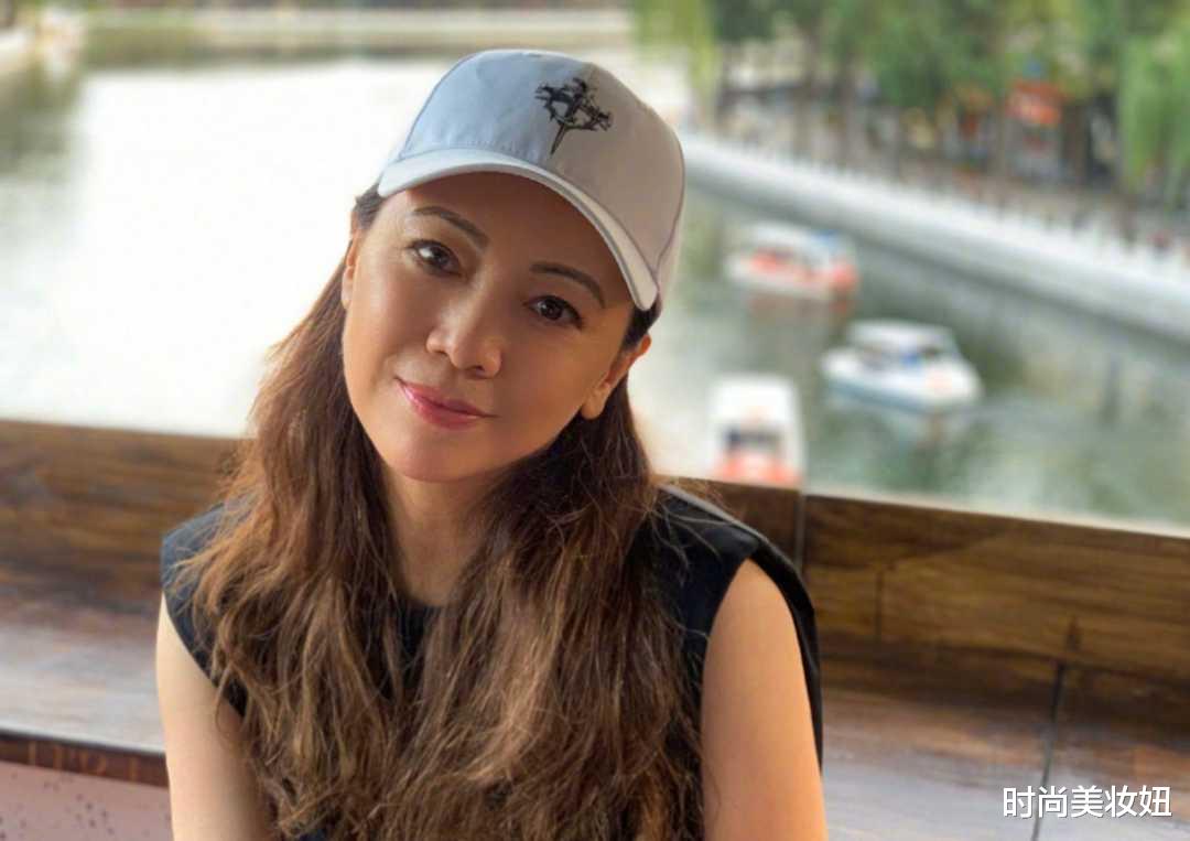 时尚美妆妞|邓萃雯越老越耐看，穿黑色背心配五分裤洋气又减龄，真不像55岁