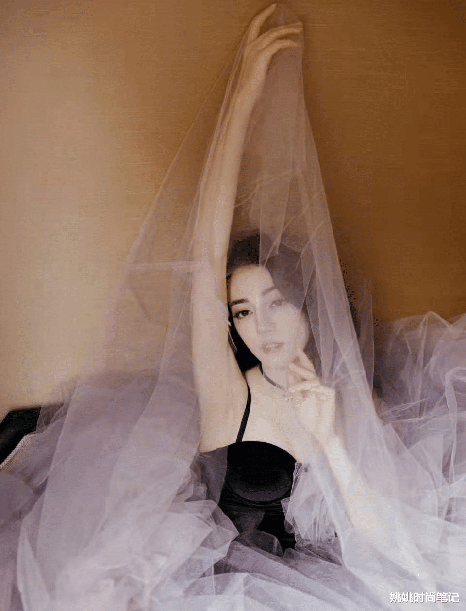 姚姚时尚笔记|迪丽热巴、杨洋《你是我的荣耀》发布会对视太甜，时尚造型太惊艳