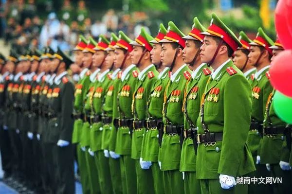 越南中文君 越南警服发展变化历史，男女警察都穿绿色，女警察英姿飒爽！