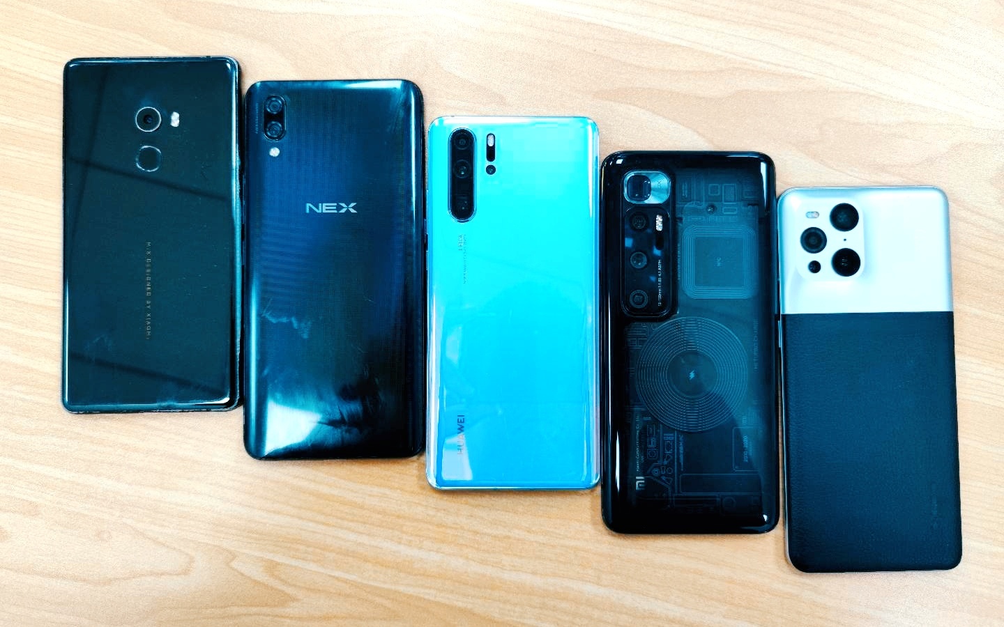 realme|完成这场跨越五年的对比后，我知道手机行业真的停滞了