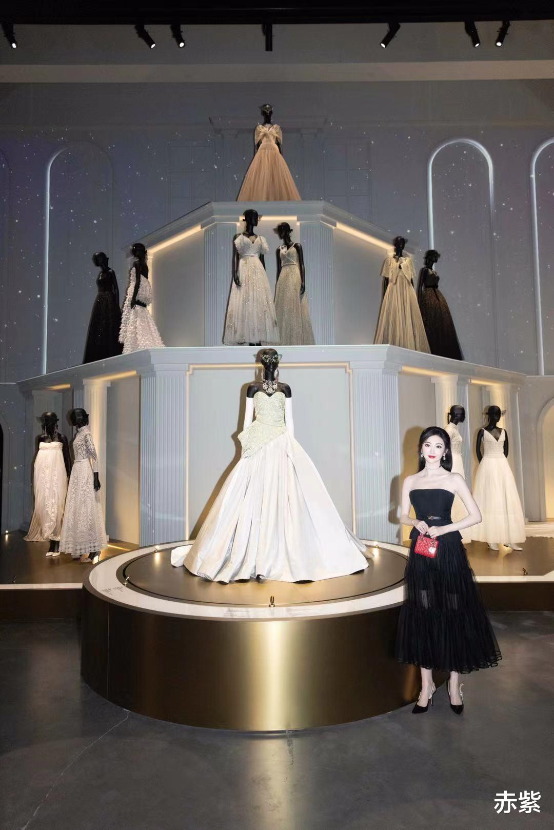 赤紫|景甜出席活动穿黑色连衣裙搭配红色小包，白到发光很甜美