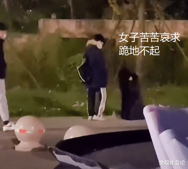 女子跪在男子面前,无视过往人群苦苦哀求,男子冷眼相观毫不在意