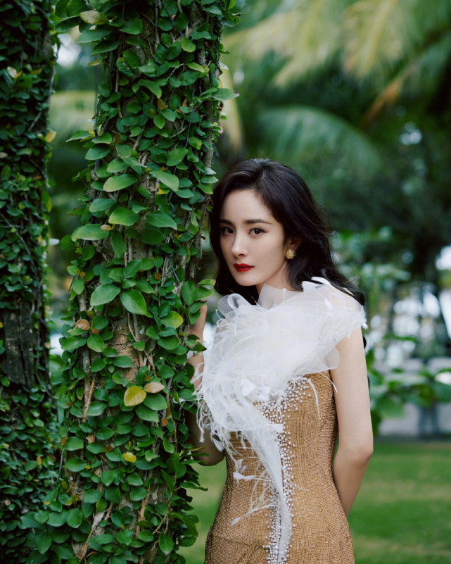 杨幂|35岁杨幂终于高调起来！穿高开叉裙大秀美腿，华丽大气又气场全开