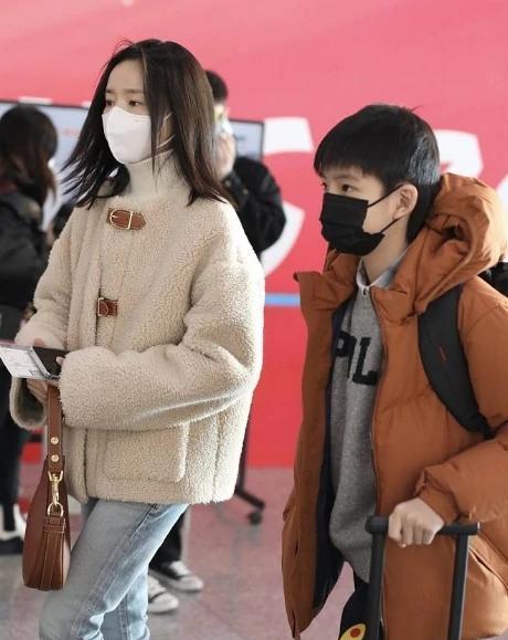董洁|董洁带儿子现身机场，素颜出镜难掩美貌，儿子长得很帅气