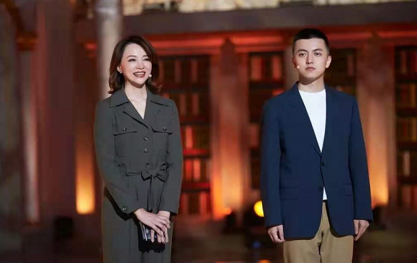 发型|央视一姐董卿高调现身！新发型温柔感藏不住哪像快50，随便拍都美