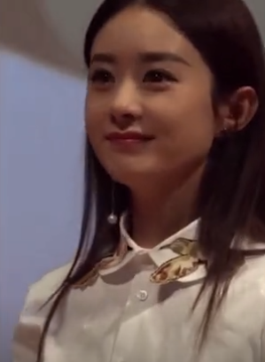 赵丽颖|赵丽颖离婚后首次出席活动，颖宝化浓妆神采飞扬，听到粉丝的安慰却泣不成声