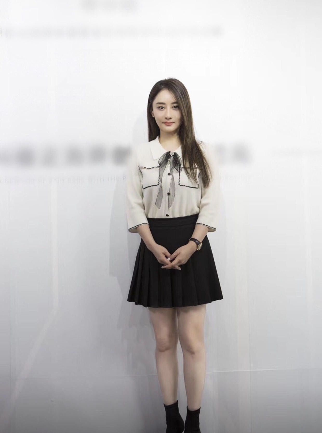 闲鱼有话说 陈德容很懂往“嫩”了打扮,穿及臀裙还绑灯笼辫,47看起来像27岁