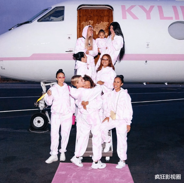 凯莉·詹娜|美国顶级名媛的奢侈生活什么样?别墅养宠物、飞机当代步