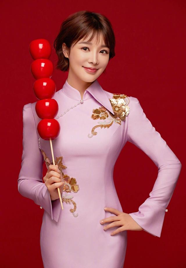 胡蝶|“央视主持”胡蝶，与大12岁名导闪婚，7年生一对儿女