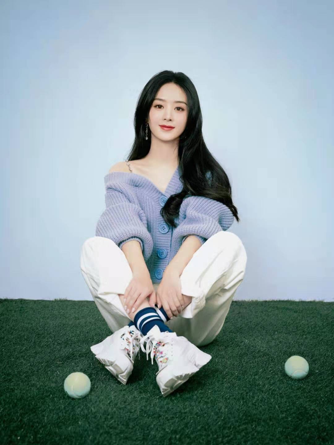 赵丽颖|赵丽颖蜕变成时尚女王！出演张杰MV女主角，穿百褶裙扮嫩美成校花