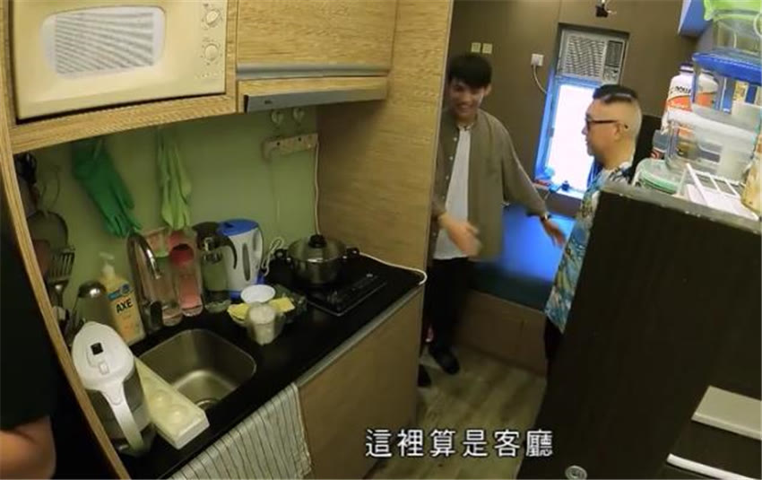 宋仲基|香港小夫妻蜗居9㎡劏房，床上晾衣服柜子后是卫生间，太难了
