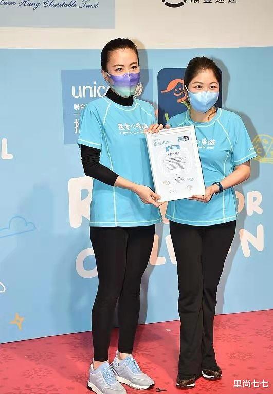 任贤齐|甘比终于暴露！做公益妆容精致不似以往，穿健美裤大秀身材好高调