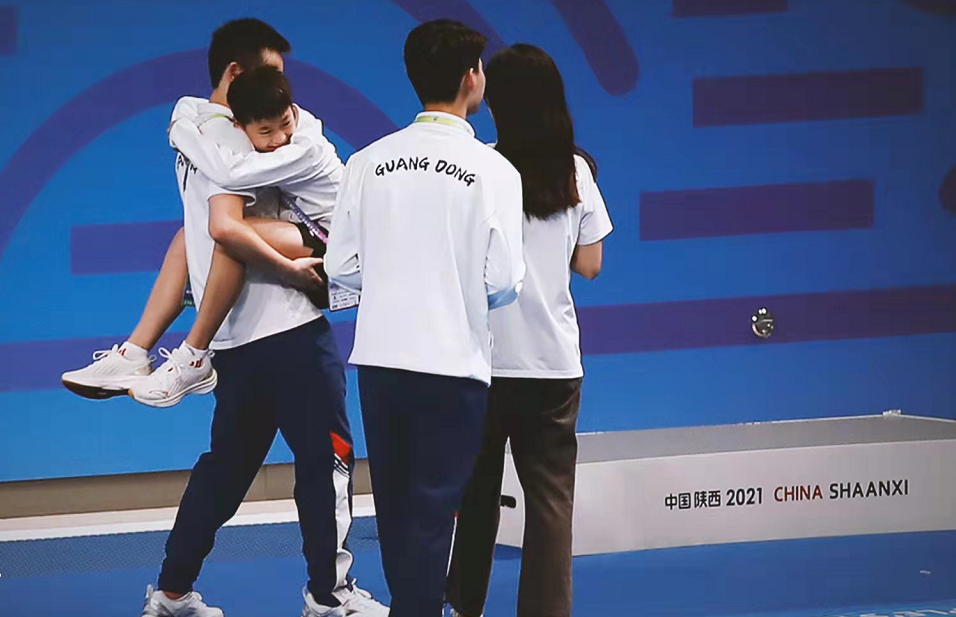 时尚风行派|14岁全红婵成跳水队团宠!穿运动装挂师姐身上撒娇,乖宝宝样超萌