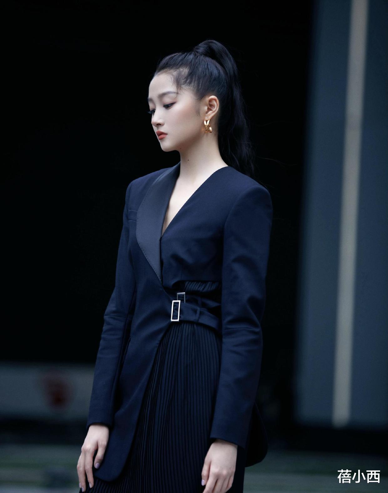 穿衣搭配|原来关晓彤气质这么惊艳，穿黑色长款西装扎高马尾，看着十分高级