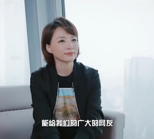 防晒喷雾|董卿重返央视舞台太期待!穿短裤秀麻杆细腿,齐眉短发好温柔知性