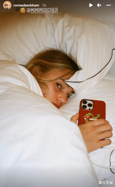 董洁|贝克汉姆19岁二儿子约会后镜前拍,和模特女友都有平坦小腹