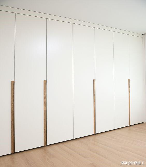 装修选了定制柜,本身并没有错,但顶部封板没做好,那问题就大了