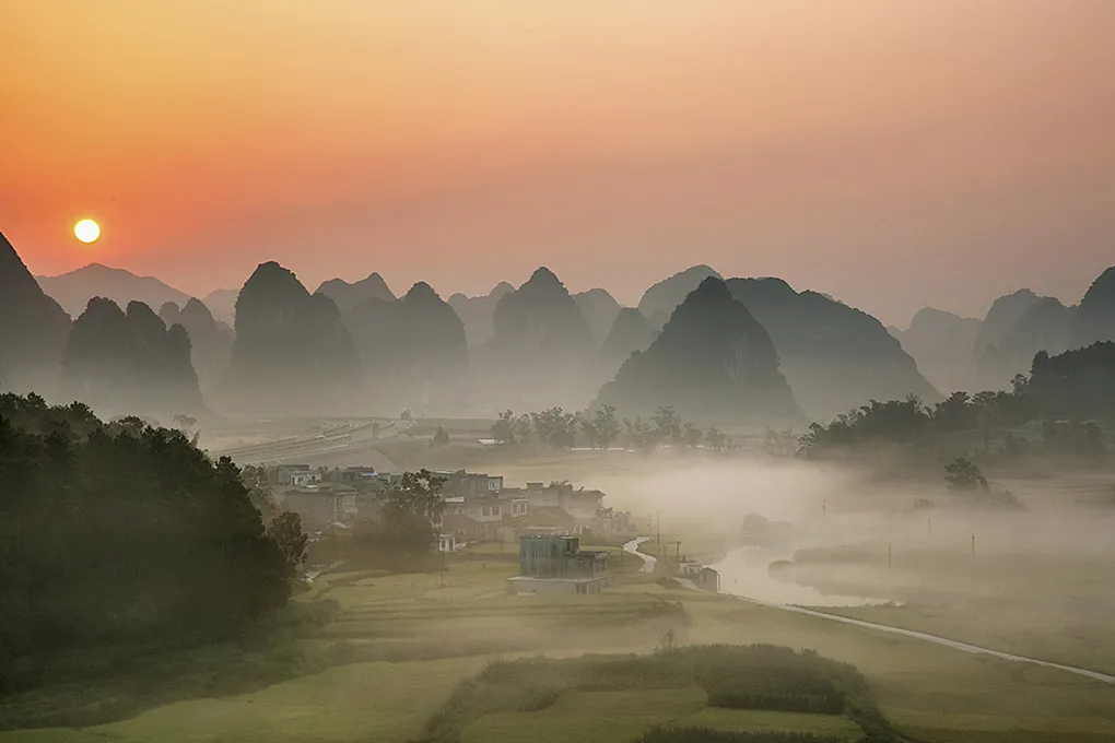 新广西 据说这是国内最美的景观公路之一,沿着它走,可以到达“秘境桃花源”
