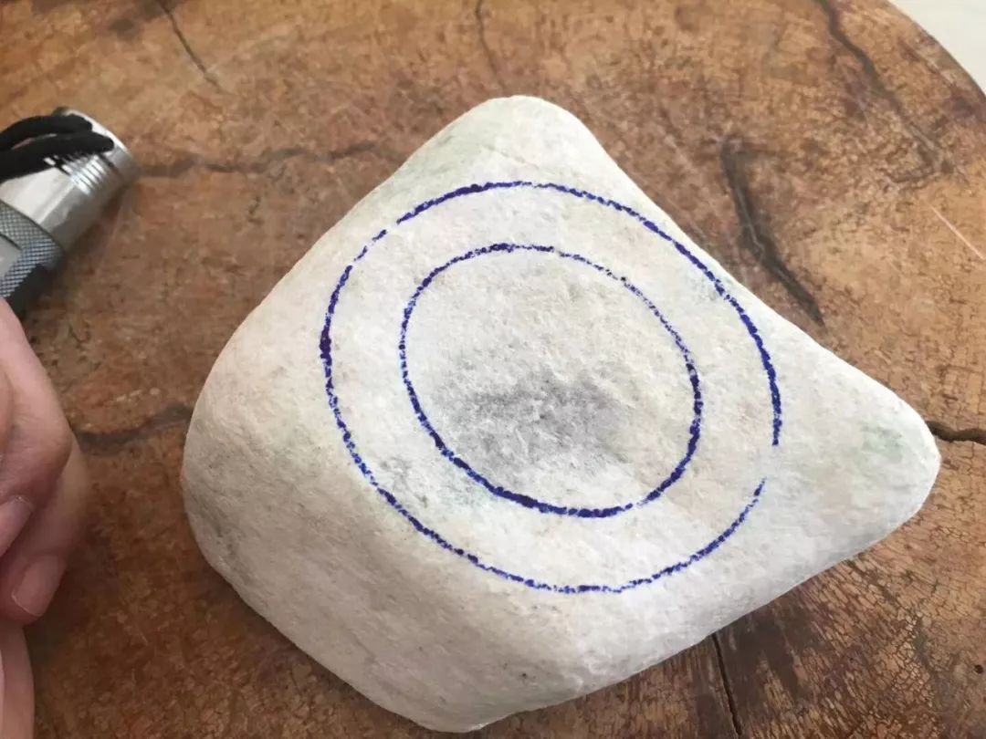 翡翠|托华侨朋友在缅甸花6000买木那翡翠原石，一刀切出三支冰春手镯！