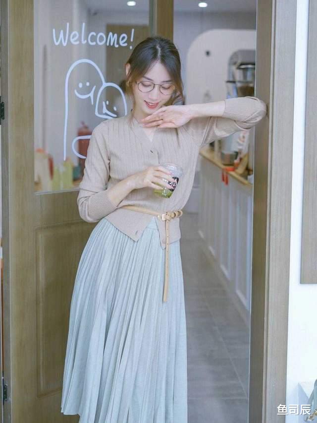 鱼司辰|无针织衫不秋天，搭配百褶裙简约又洋气，青春活力，太好看了