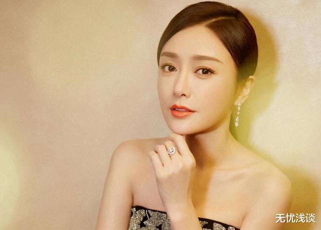 秦岚|秦岚大方晒素颜、乱发照，就连体重照也敢公开，吸引网友狂赞