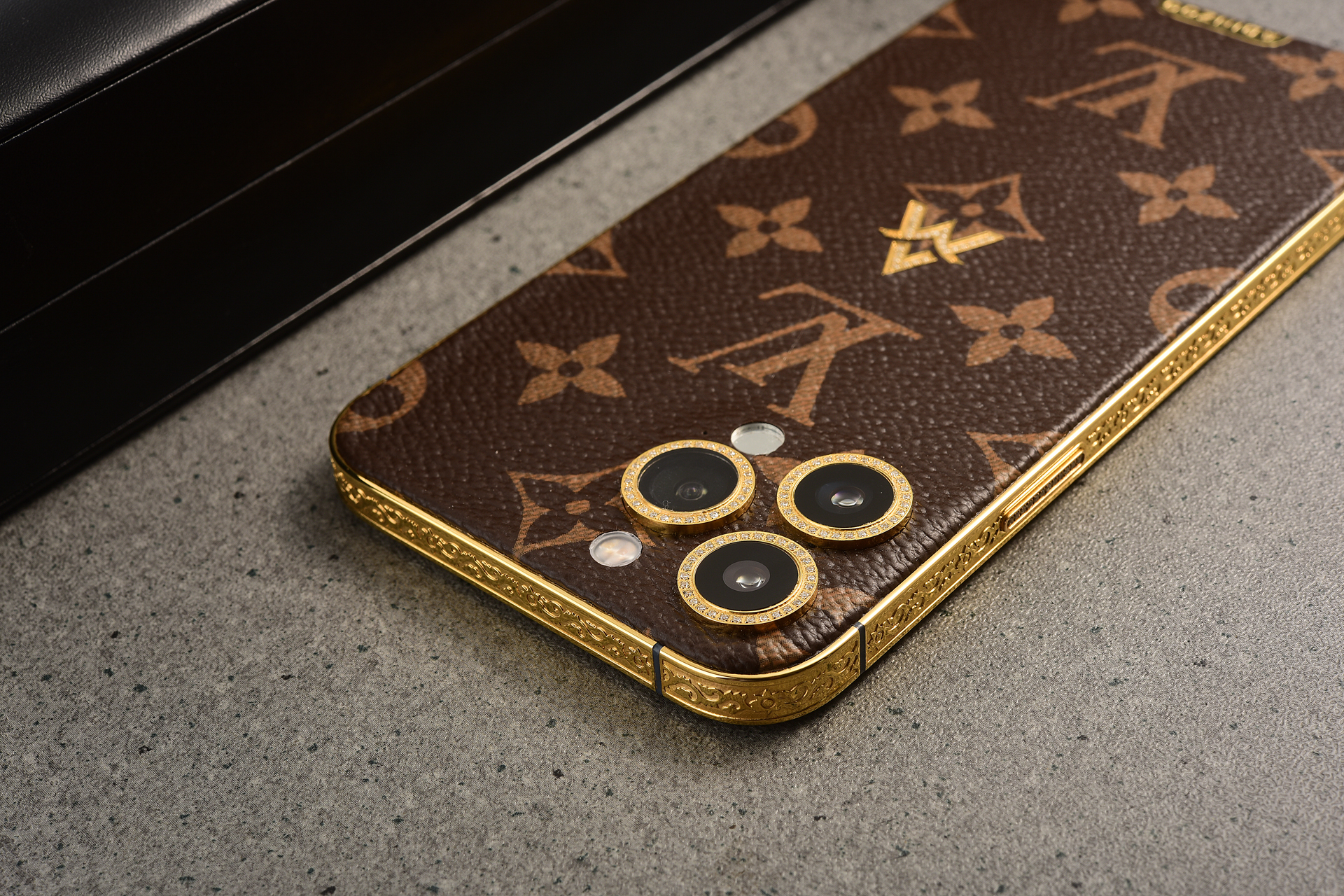 iPhone|圣诞节,男朋友送一台LV定制的iPhone是一种怎样的体验?