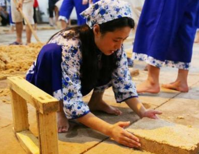 小北说天下 为什么茅台酒坚持用“少女光脚踩曲”?不怕有汗液吗?原因为何?