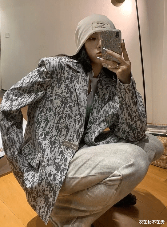衣在配不在贵|许晴的“张扬感”快藏不住，穿亮片西装走红毯，比身后男宾有气场