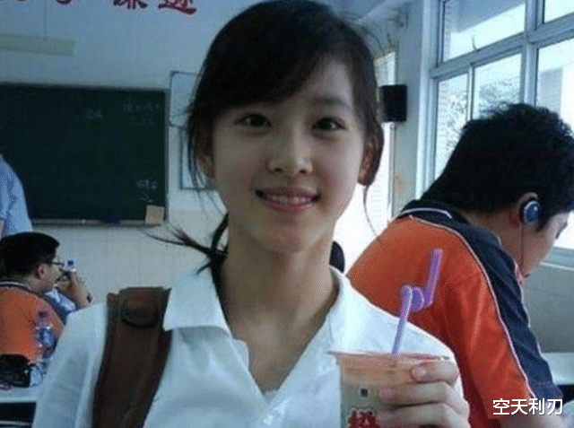 章泽天|章泽天身穿“无痕裤”，大长腿很吸睛，网友直呼：太美了