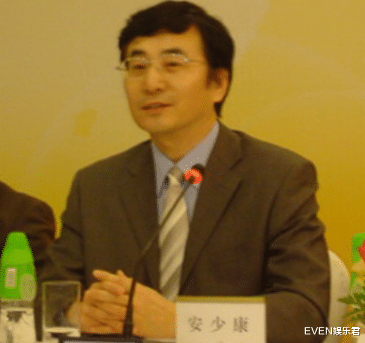 李小璐|网友曝刘亦菲5岁集体照，胖乎乎的圆脸，穿的裙子暴露父母品味